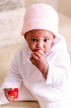 ni&ntilde;o comiendo fruta