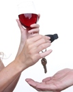 Primer plano de manos, donde una persona sujeta una de vino y entrega las llaves del coche a otra persona