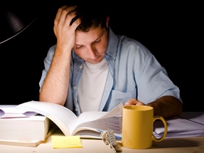 Una persona concentrada en sus estudios.