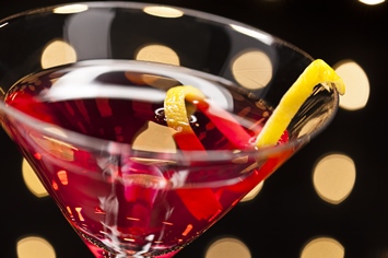 Coctail rojo en copa de Martini.