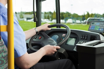 Un hombre conducción un autobus.